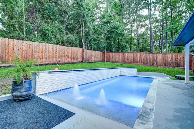 161 Springs Edge Drive, Conroe, TX 77356