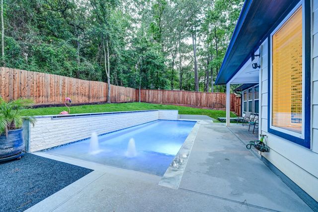 161 Springs Edge Drive, Conroe, TX 77356