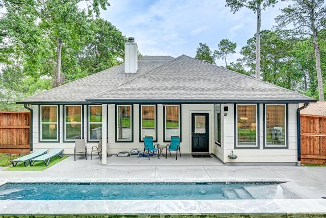161 Springs Edge Drive, Conroe, TX 77356
