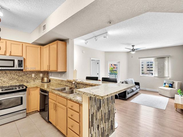 6001 SW 70th St 313, South Miami, FL 33143