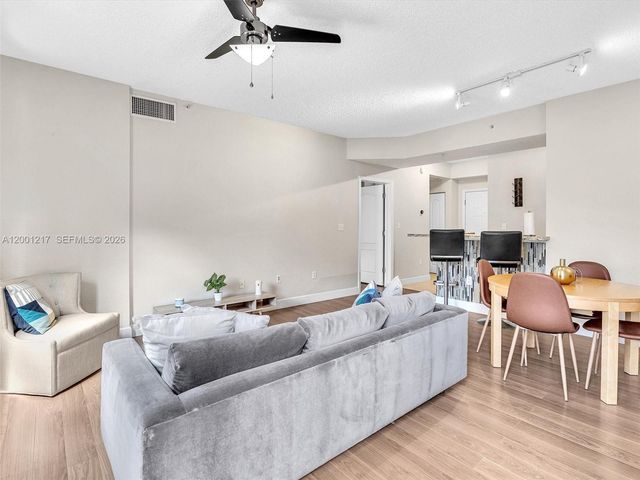 6001 SW 70th St 313, South Miami, FL 33143