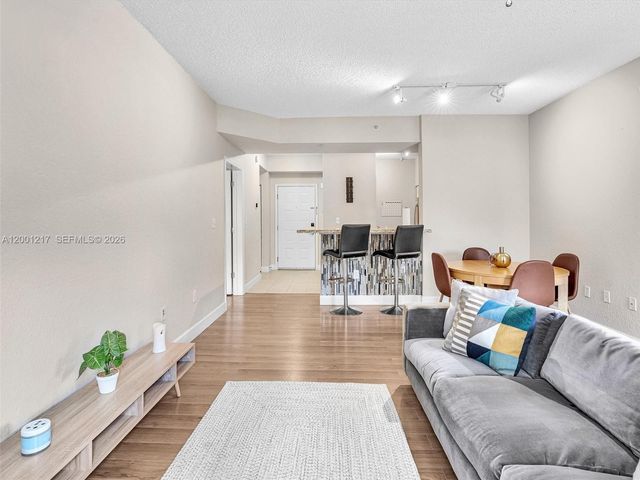 6001 SW 70th St 313, South Miami, FL 33143