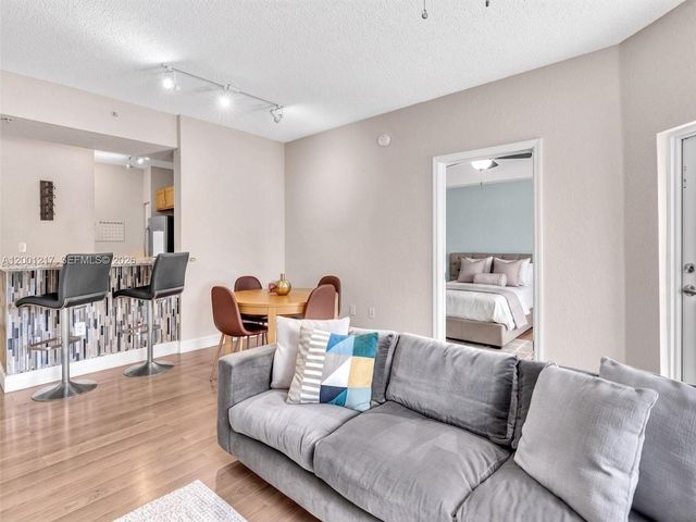 6001 SW 70th St 313, South Miami, FL 33143