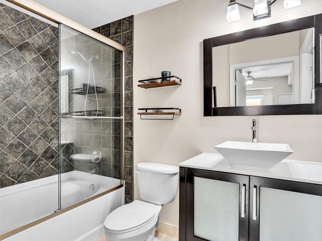 6001 SW 70th St 313, South Miami, FL 33143