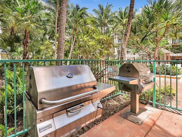 6001 SW 70th St 313, South Miami, FL 33143