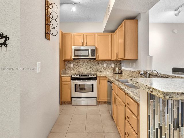 6001 SW 70th St 313, South Miami, FL 33143