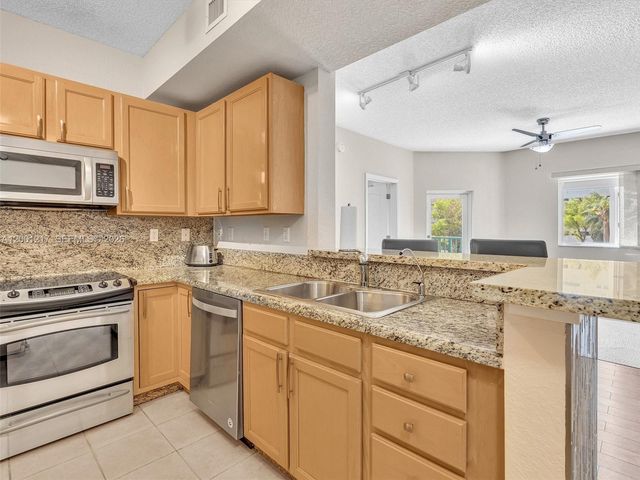 6001 SW 70th St 313, South Miami, FL 33143