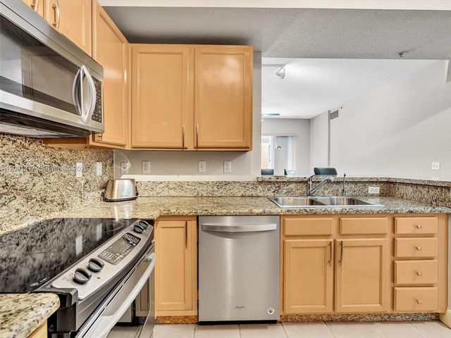 6001 SW 70th St 313, South Miami, FL 33143