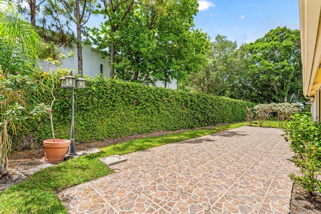 226 Moccasin Trail W, Jupiter, FL 33458