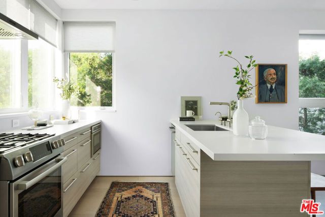 927 Hyperion Avenue, Los Angeles, CA 90029
