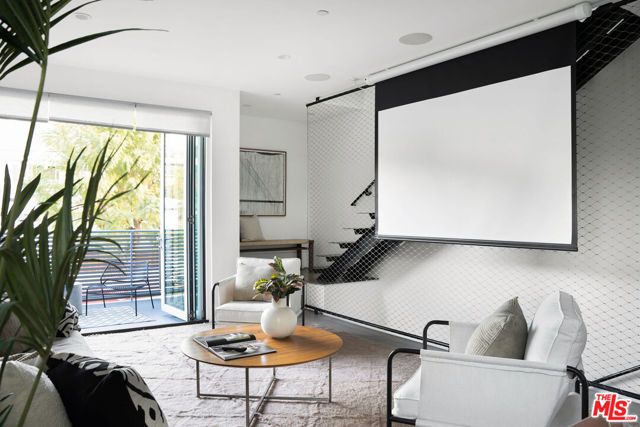 927 Hyperion Avenue, Los Angeles, CA 90029
