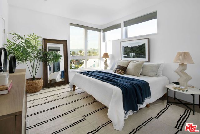 927 Hyperion Avenue, Los Angeles, CA 90029