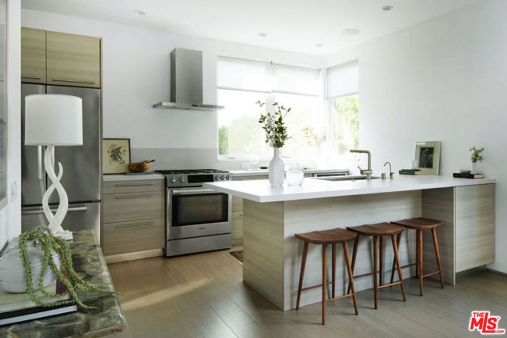 927 Hyperion Avenue, Los Angeles, CA 90029