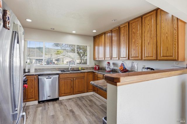 1407 Georgia Ct, Rohnert Park, CA 94928