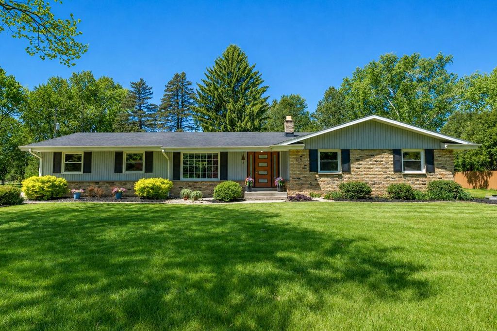 11549 Meadowbrook DRIVE, Mequon, WI 53097