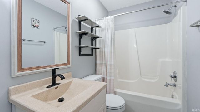 5021 Clovedale Drive, Woodburn, IN 46797