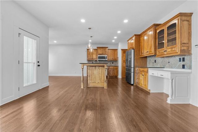 1409 SE Woodbine Drive, Blue Springs, MO 64014