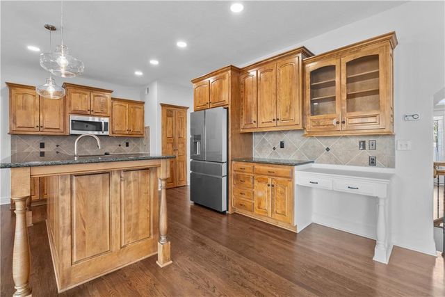 1409 SE Woodbine Drive, Blue Springs, MO 64014