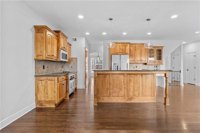 1409 SE Woodbine Drive, Blue Springs, MO 64014