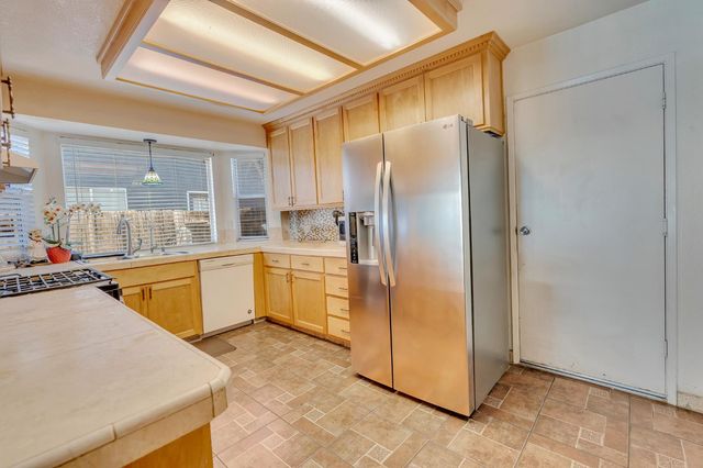 828 Olivewood Dr, Los Banos, CA 93635