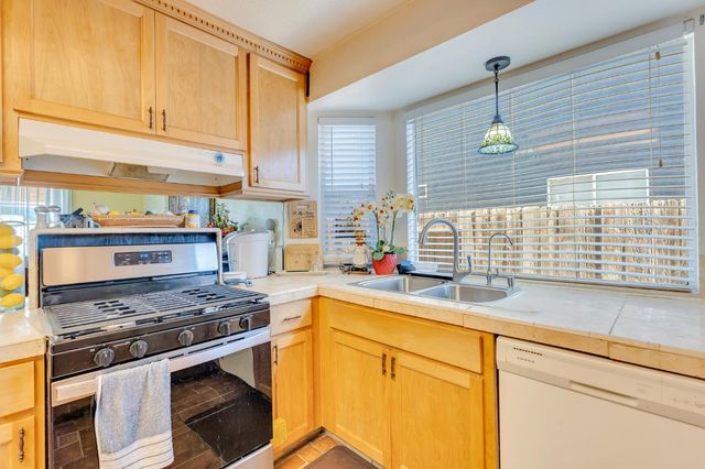 828 Olivewood Dr, Los Banos, CA 93635