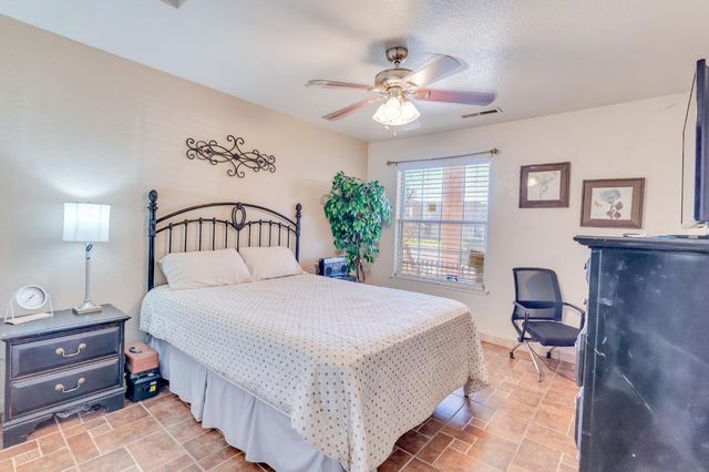 828 Olivewood Dr, Los Banos, CA 93635