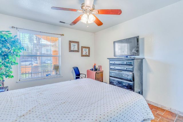 828 Olivewood Dr, Los Banos, CA 93635