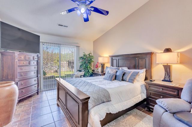 828 Olivewood Dr, Los Banos, CA 93635