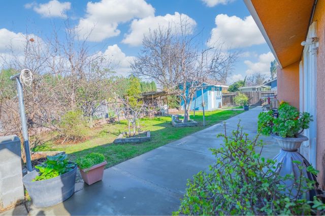 828 Olivewood Dr, Los Banos, CA 93635