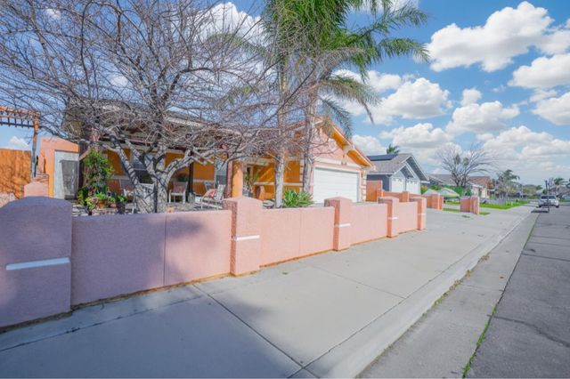828 Olivewood Dr, Los Banos, CA 93635
