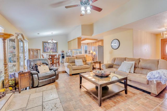 828 Olivewood Dr, Los Banos, CA 93635