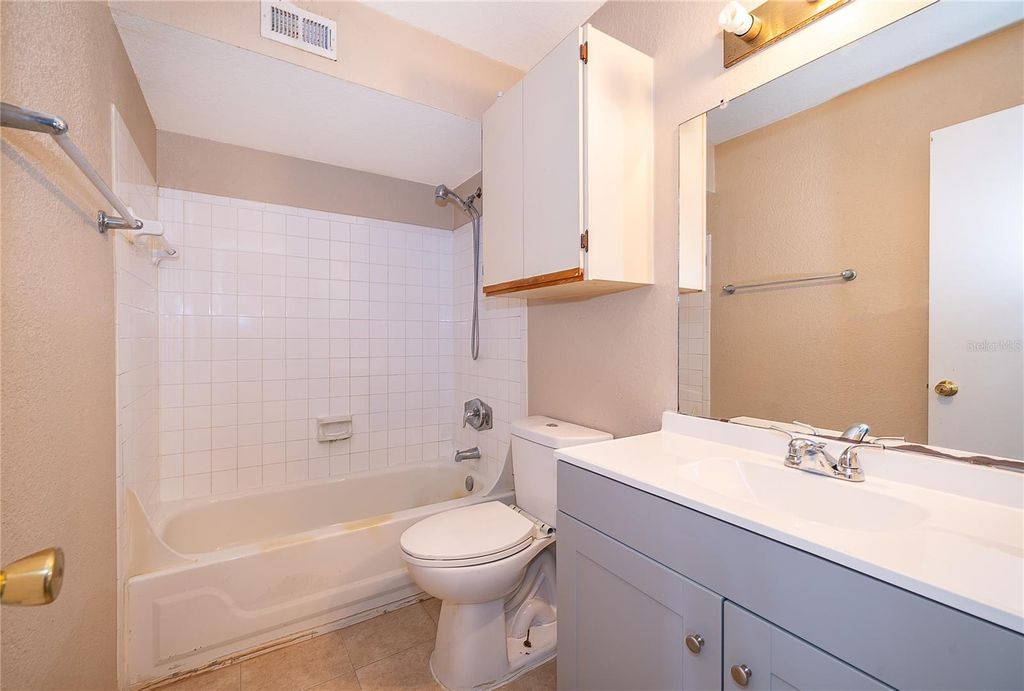 Image 13 of property listing at 4367 THORNBRIAR LANE 206, Orlando, FL 32822