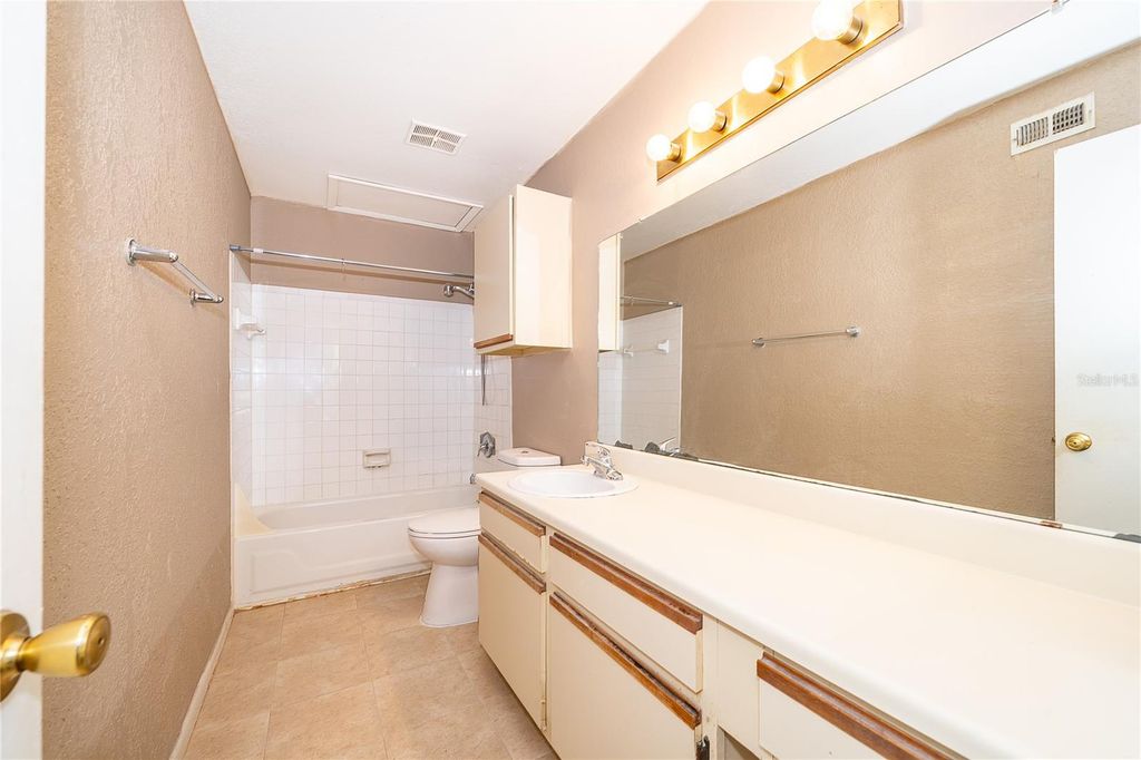 Image 15 of property listing at 4367 THORNBRIAR LANE 206, Orlando, FL 32822