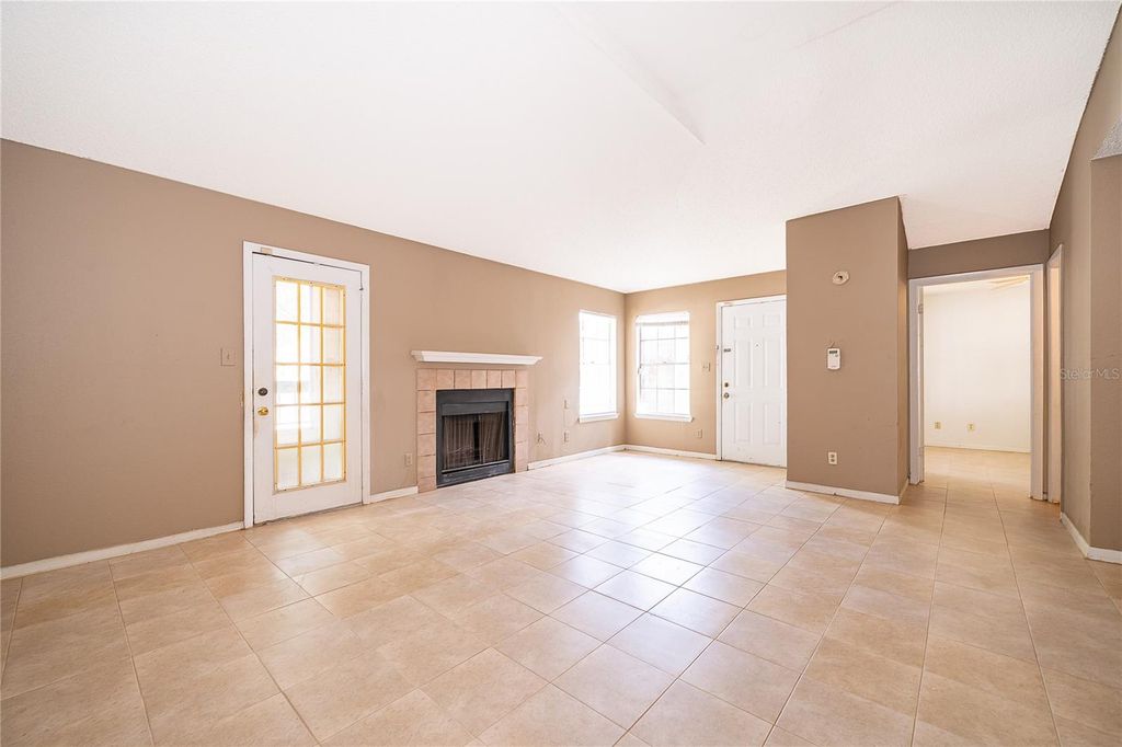 Image 7 of property listing at 4367 THORNBRIAR LANE 206, Orlando, FL 32822