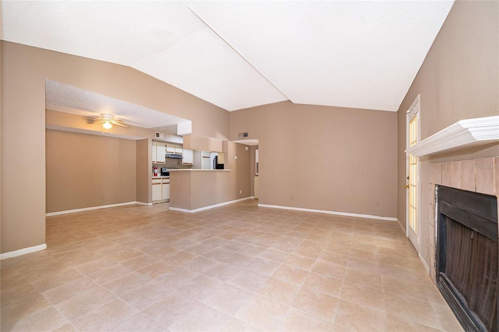 Image 9 of property listing at 4367 THORNBRIAR LANE 206, Orlando, FL 32822