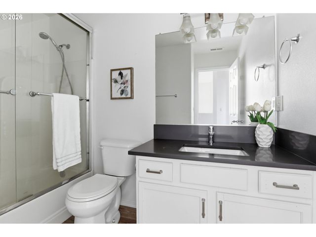 2523 CONCORD St, Woodburn, OR 97071