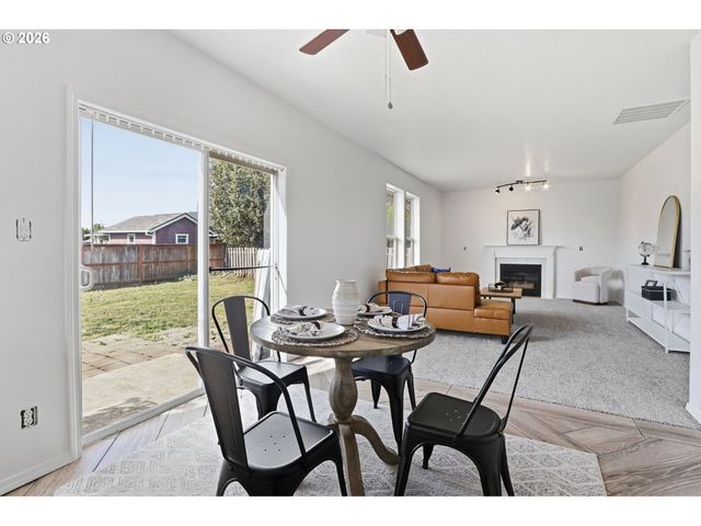 2523 CONCORD St, Woodburn, OR 97071
