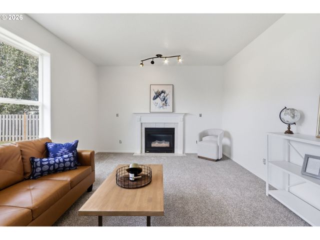 2523 CONCORD St, Woodburn, OR 97071