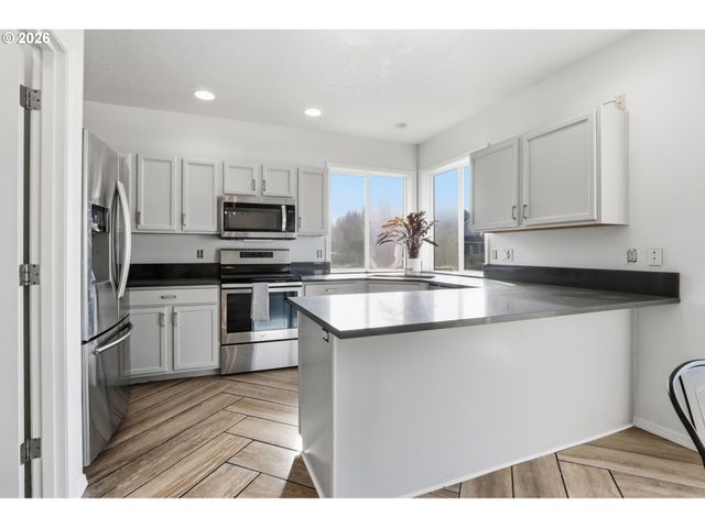 2523 CONCORD St, Woodburn, OR 97071