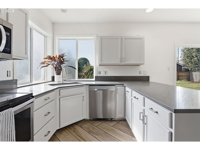 2523 CONCORD St, Woodburn, OR 97071