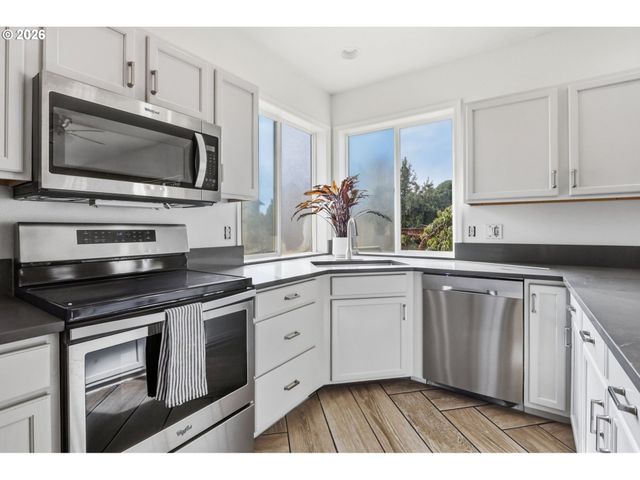 2523 CONCORD St, Woodburn, OR 97071
