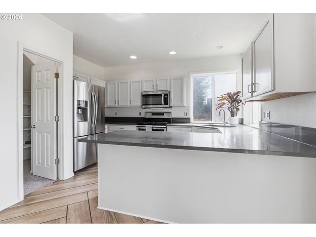 2523 CONCORD St, Woodburn, OR 97071
