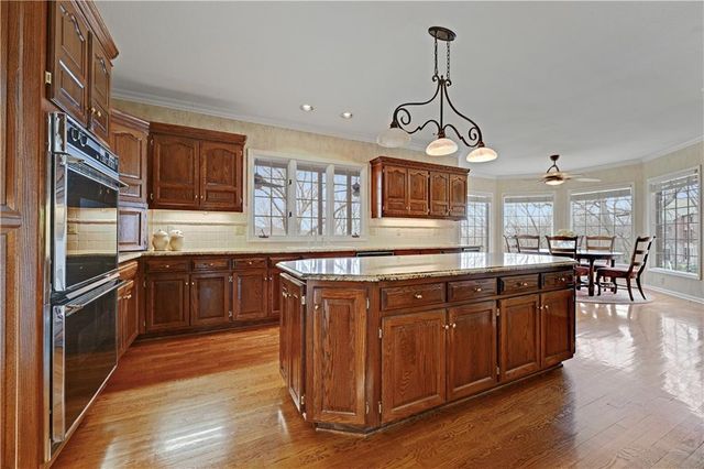 60 W Dundee Court, Loch Lloyd, MO 64012