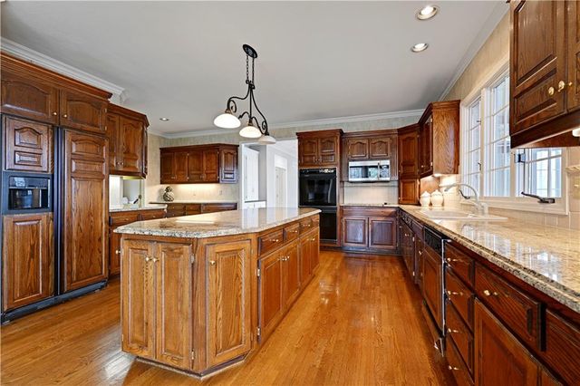 60 W Dundee Court, Loch Lloyd, MO 64012