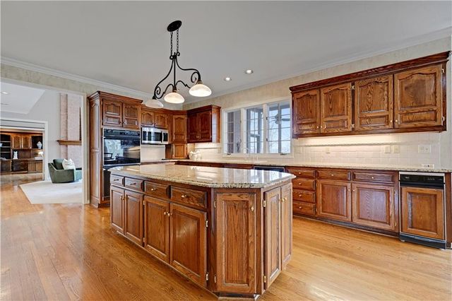 60 W Dundee Court, Loch Lloyd, MO 64012