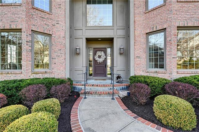 60 W Dundee Court, Loch Lloyd, MO 64012