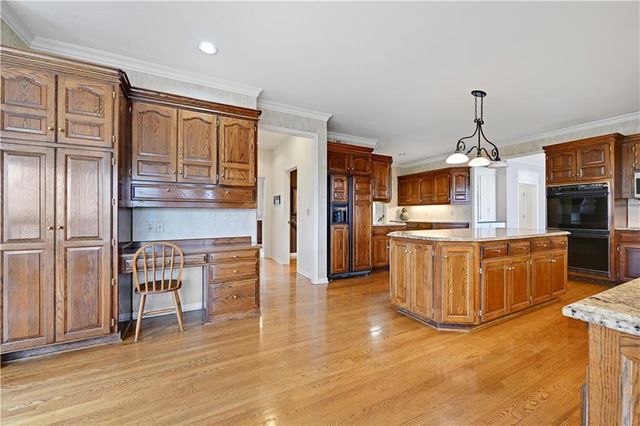 60 W Dundee Court, Loch Lloyd, MO 64012