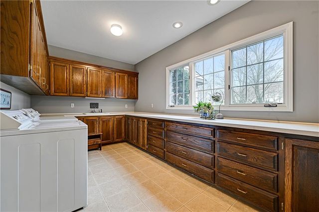 60 W Dundee Court, Loch Lloyd, MO 64012