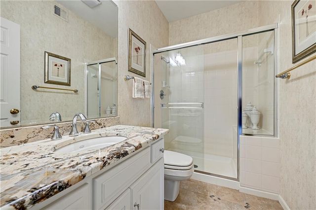 60 W Dundee Court, Loch Lloyd, MO 64012