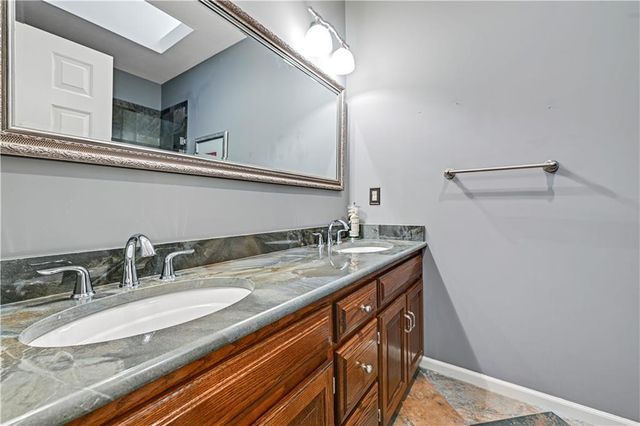 60 W Dundee Court, Loch Lloyd, MO 64012